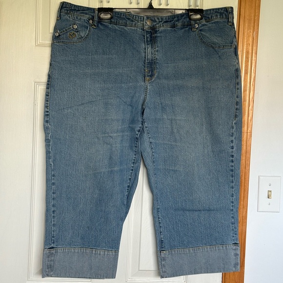 🛍️ Cute Capri style jeans by AE Sport & Co. with adorable heart accents 💙🩵👖 - Picture 3 of 5